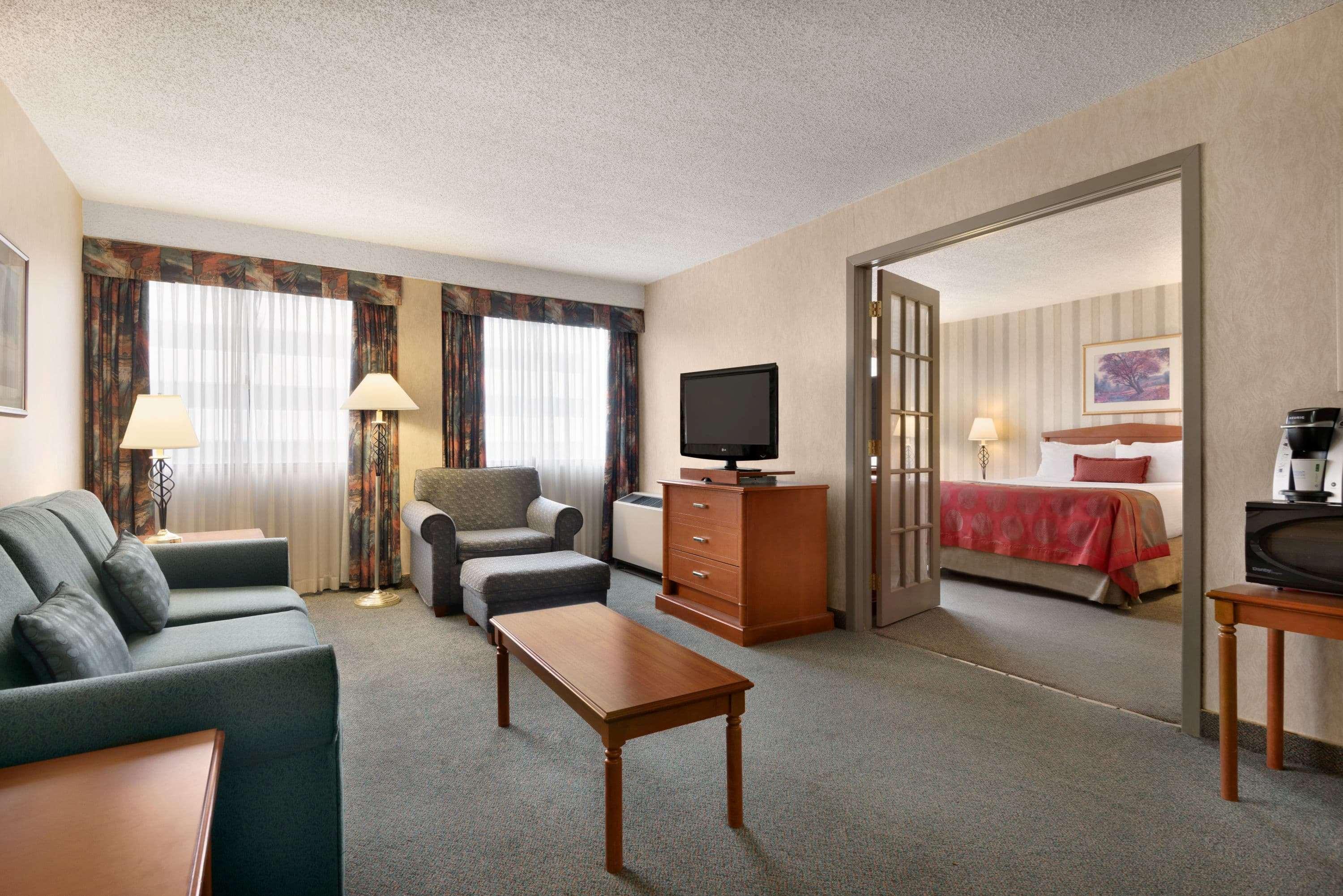 Ramada Plaza By Wyndham Regina Downtown Hotel Exterior photo